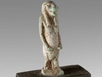 Aeg F 103  Aeg F 103, Gegend von Assuan, Spätzeit, Thoeris, Hellgrüne Fayence, H 3,6 cm, B 1,0 cm, T 1,2 cm : Bestandskatalog Ägypten, Museumsfoto: Claus Cordes